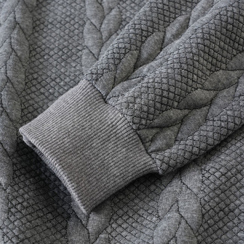 👔🧶 Lässiger Herrenpullover mit Halbreißverschluss – Zopfmuster für Wärme & Stil! Perfekt für Arbeit ✨ und Freizeit 🌿 aus nachhaltiger Baumwolle.