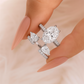 💍【Ring med genomborrad design och droppformad ädelsten】—— Så fort du sätter på den lyser fingret upp som av en ljusdroppe – den glittrar precis lagom! ✨