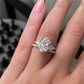 💍【Ring med genomborrad design och droppformad ädelsten】—— Så fort du sätter på den lyser fingret upp som av en ljusdroppe – den glittrar precis lagom! ✨