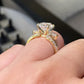 💍【Ring med genomborrad design och droppformad ädelsten】—— Så fort du sätter på den lyser fingret upp som av en ljusdroppe – den glittrar precis lagom! ✨